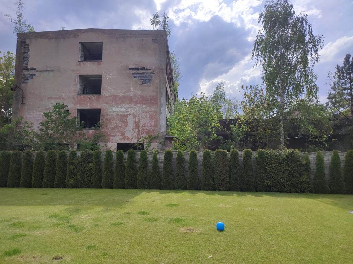 Rzucali kamieniami na podwórko, gdzie bawiło się 1,5-roczne dziecko