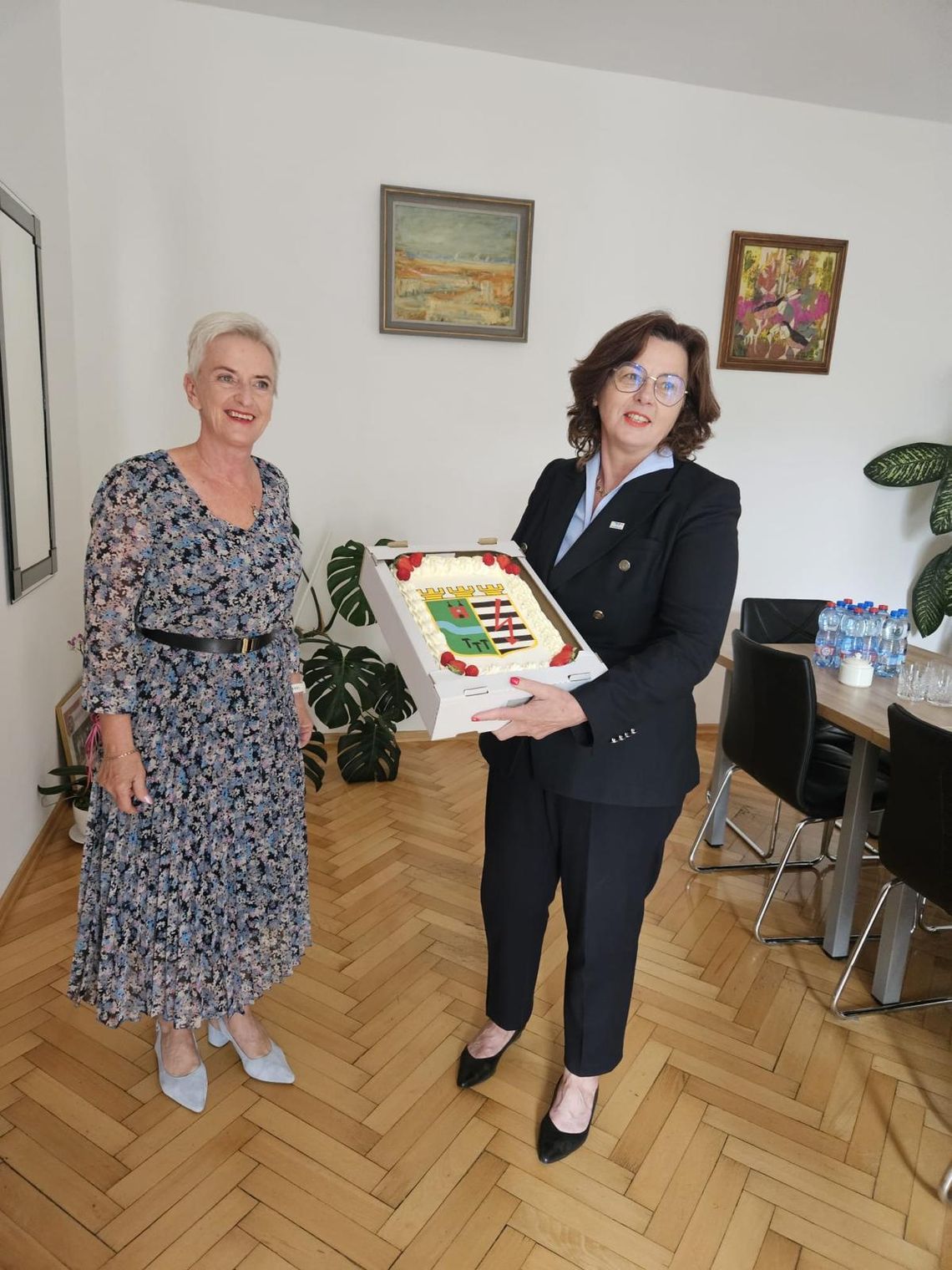 Sabina Nowosielska wręczyła słodką nagrodę dla Zawiercia za wyższą frekwencję w wyborach