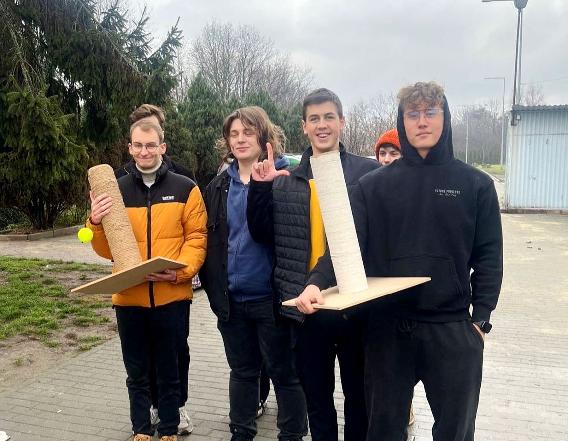 Sami wykonali drapaki dla kotów i przekazali je na rzecz schroniska dla zwierząt. ZDJĘCIA Sami wykonali drapaki dla kotów i przekazali je na rzecz schroniska dla zwierząt. ZDJĘCIA