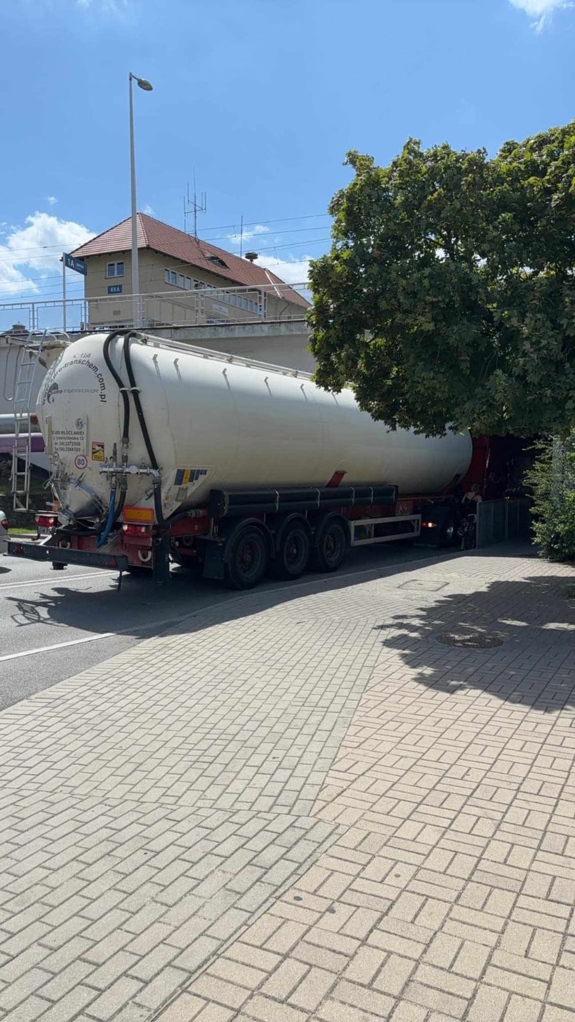 Samochód ciężarowy nie zmieścił się pod wiaduktem w Kędzierzynie. Kierowca został ukarany