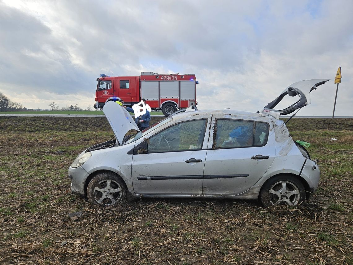 Samochód osobowy dachował na polu. Zdarzenie na DK 45