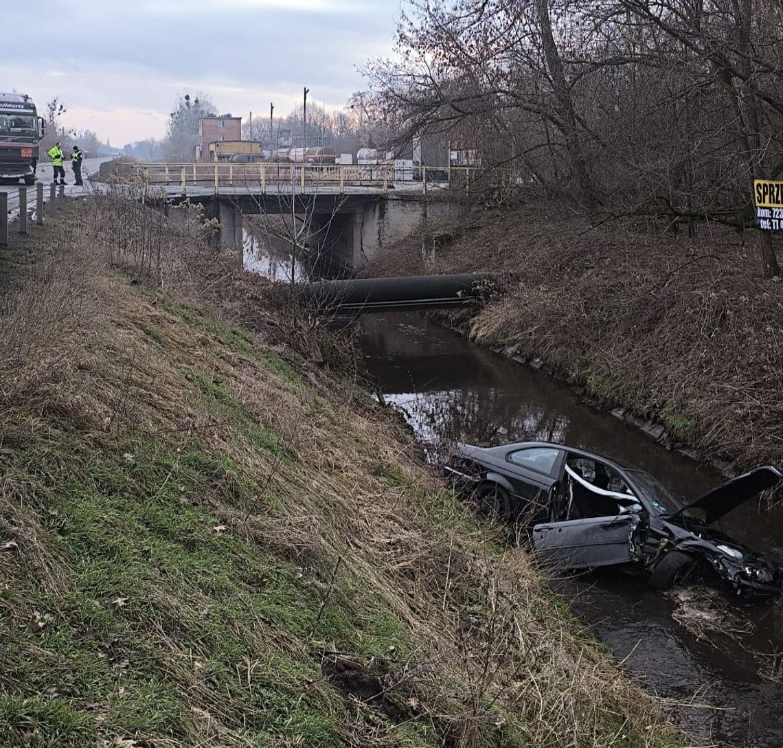 Samochód osobowy wpadł do rowu z wodą. Zdarzenie z udziałem pojazdu ciężarowego na ul. Mostowej