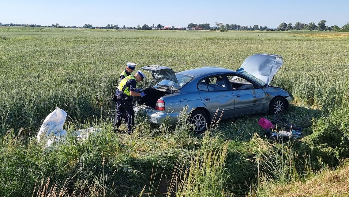 Samochód pełen tytoniu dachował w polu. Kierowca i pasażer byli pijani