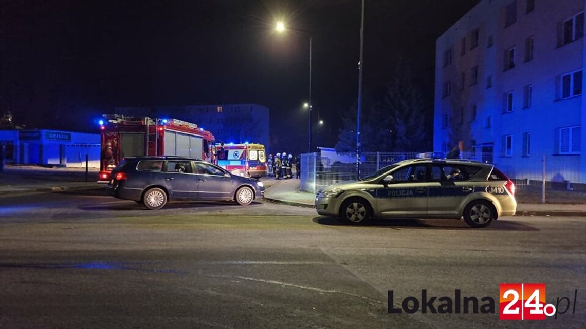 Samochód przejechał po mężczyźnie. Poszkodowany trafił do szpitala