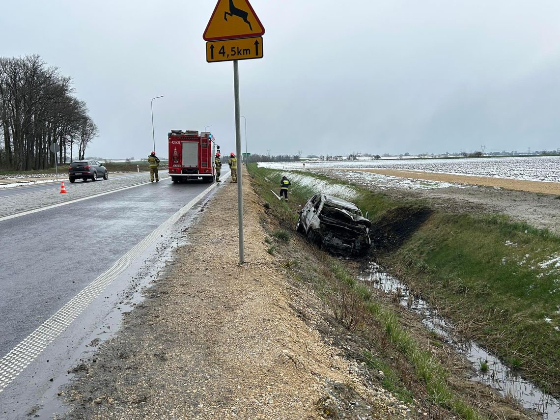 Samochód ściął latarnię, a następnie stanął w płomieniach Samochód ściął latarnię, a następnie stanął w płomieniach