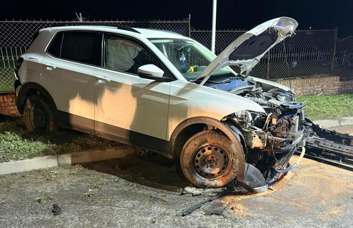 Samochód uderzył w ogrodzenie cmentarza w Sławięcicach Samochód uderzył w ogrodzenie cmentarza w Sławięcicach