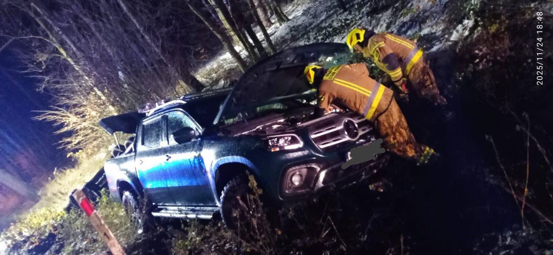Samochód z przyczepką wypadł z drogi na DK40 w Pokrzywnicy. Jedna osoba poszkodowana