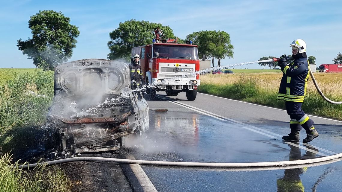Samochód zapalił się w czasie jazdy. Spłonął doszczętnie. ZDJĘCIA Samochód zapalił się w czasie jazdy. Spłonął doszczętnie. ZDJĘCIA