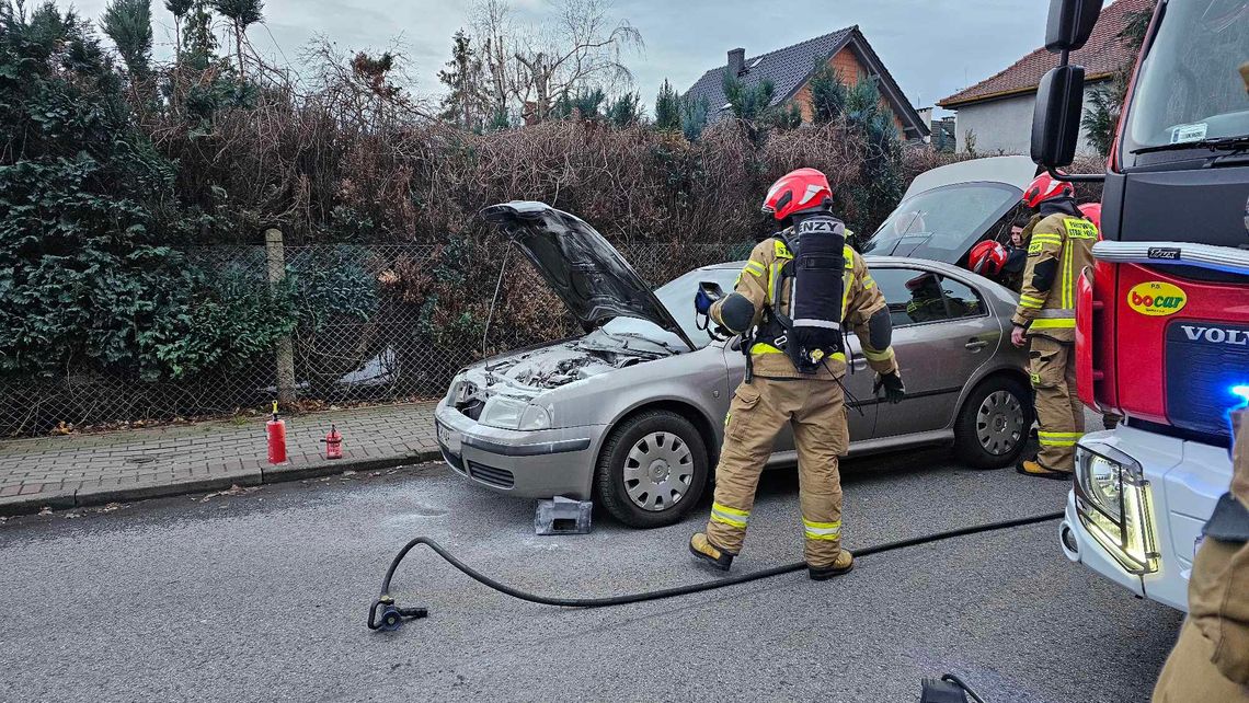 Samochód zapalił się w trakcie jazdy. Na pomoc ruszył kurier