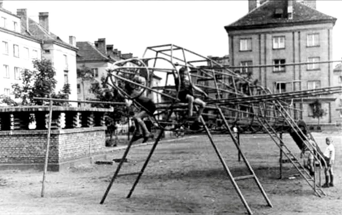 Samolot w centrum Kędzierzyna. Dzieciaki go uwielbiały