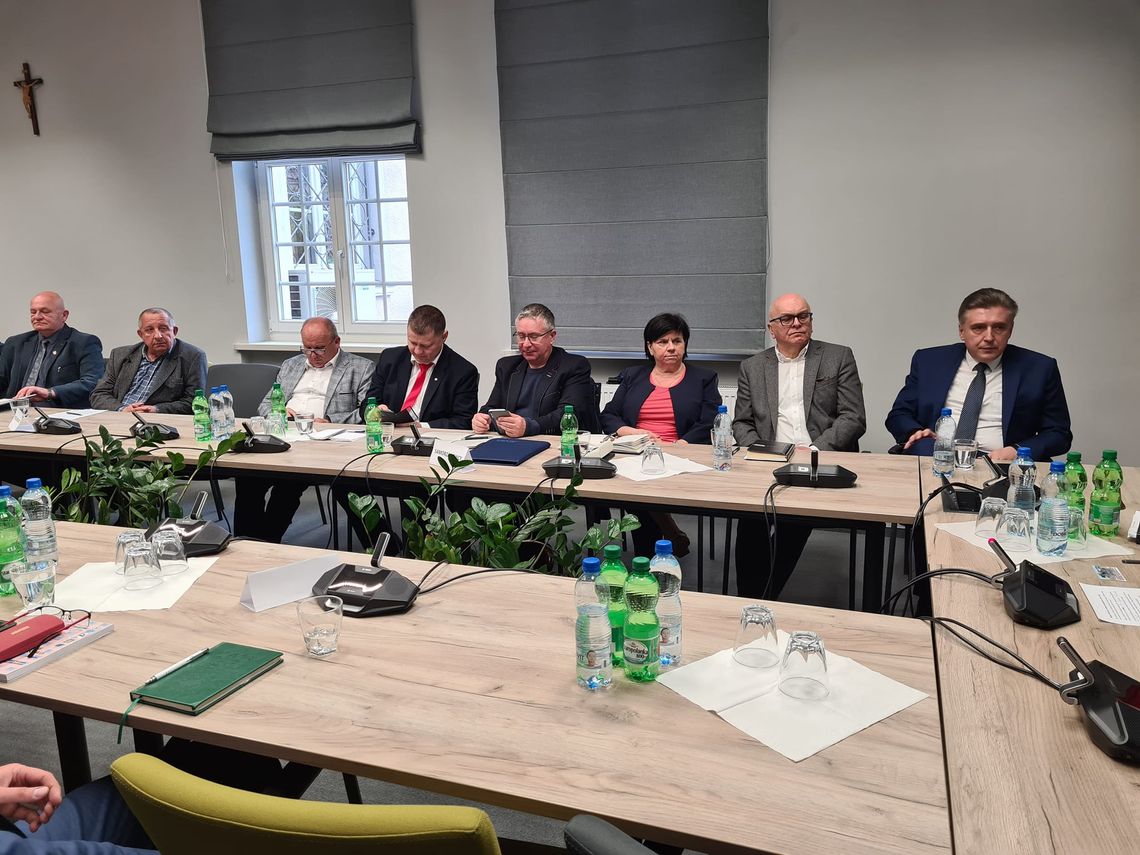 Samorządowcy z Kędzierzyna-Koźla zorganizowali okrągły stół dla kolei Samorządowcy z Kędzierzyna-Koźla zorganizowali okrągły stół dla kolei