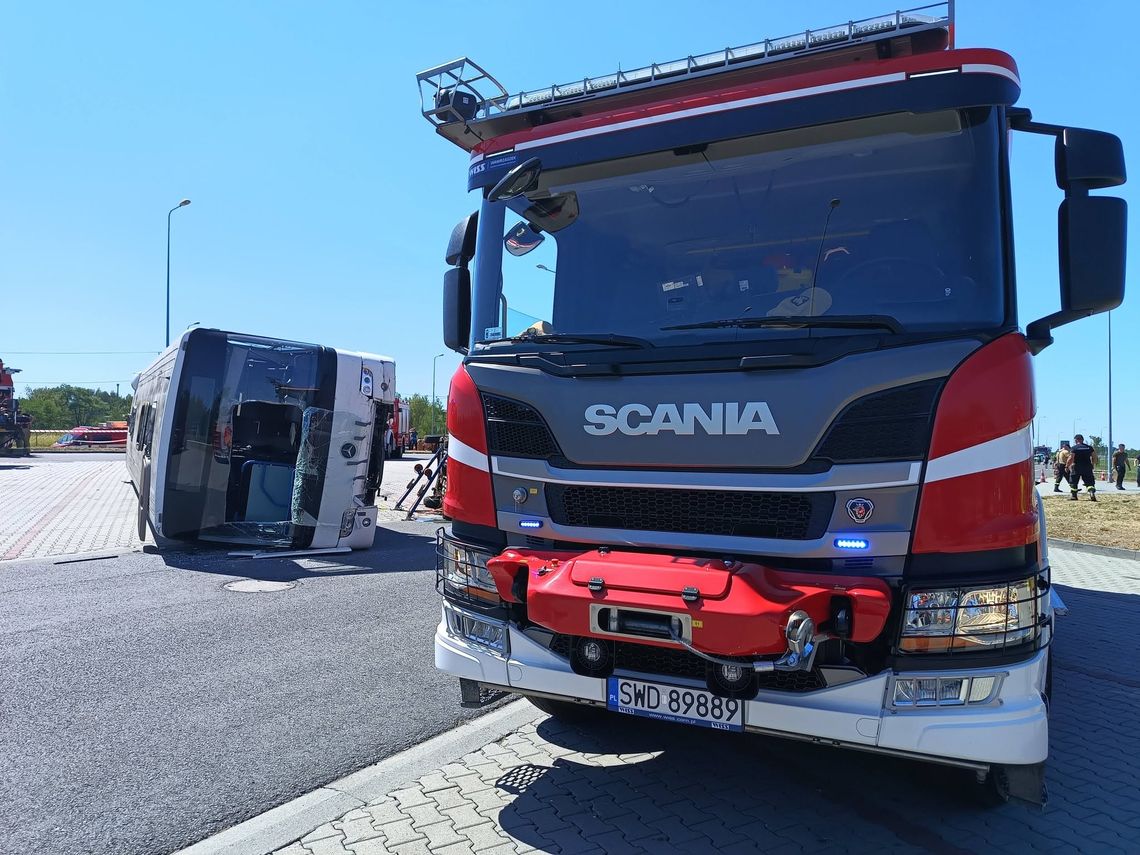 Sceny jak z wielkiej katastrofy. W akcji liczne siły i środki służb ratowniczych. ZDJĘCIA