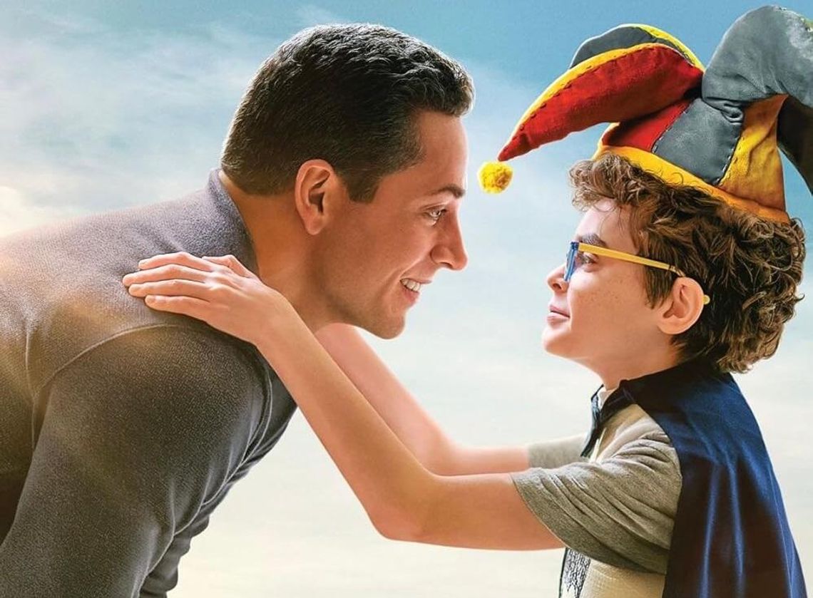 Seans filmu "Jeden na milion" w letnim kinie plenerowym