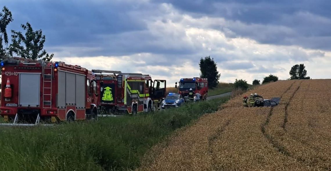 Seicento dachowało w Ostrożnicy. Na miejscu straż pożarna i policja