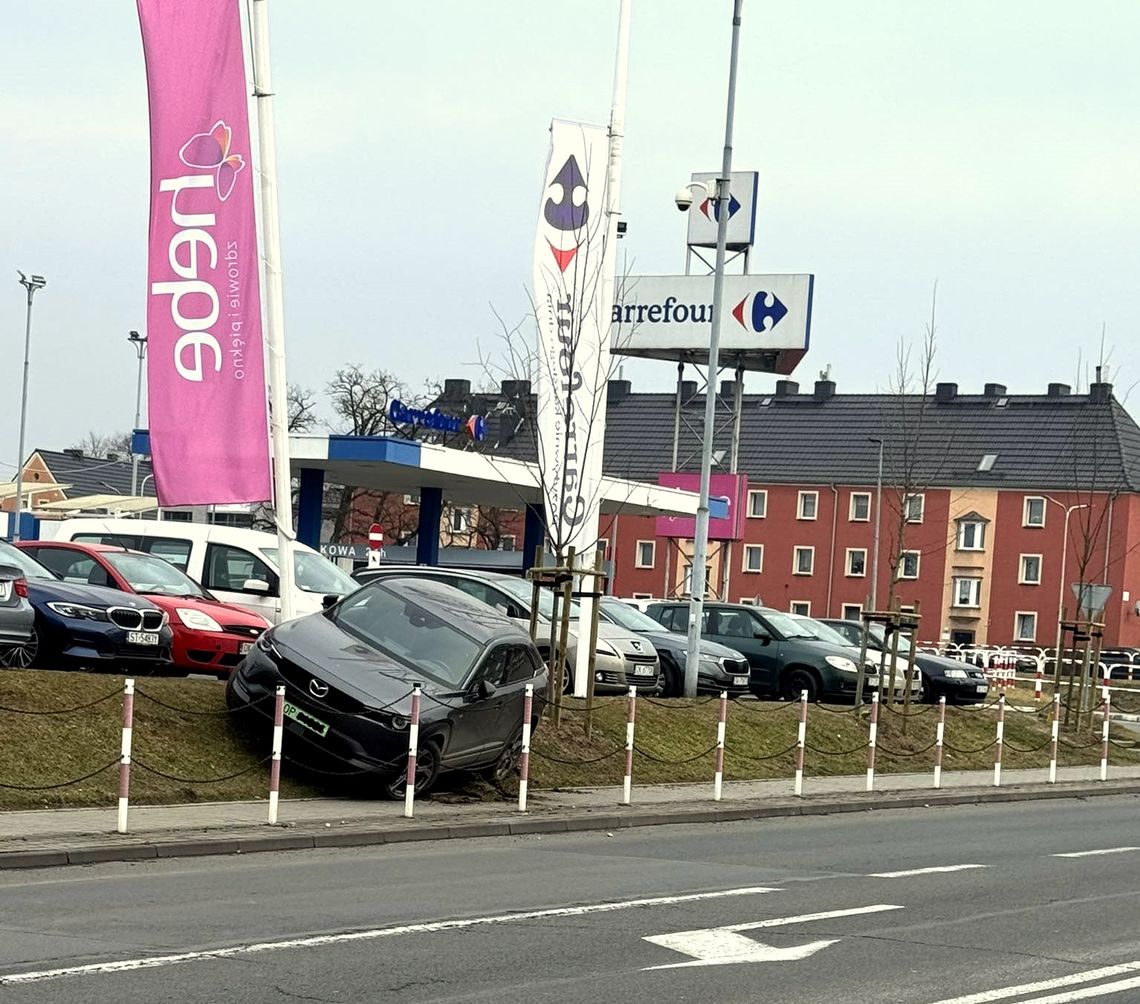 Senior chciał zaparkować, ale pomylił gaz z hamulcem