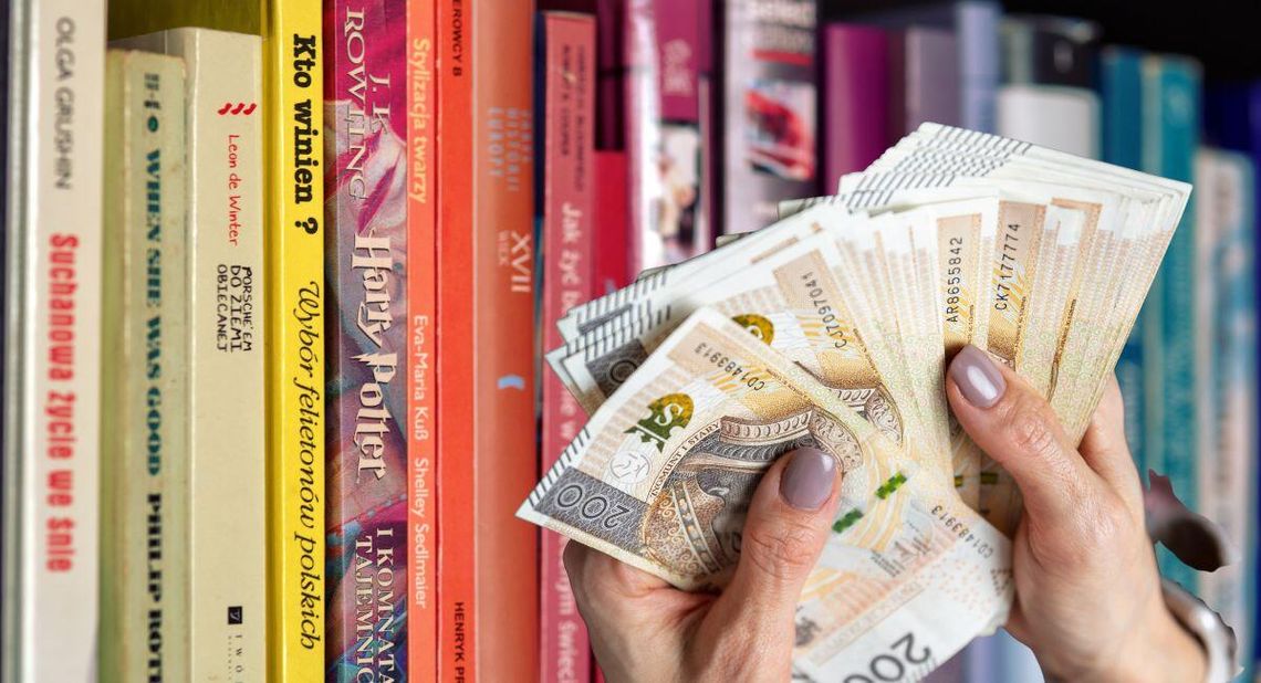 Seniorka z Kędzierzyna-Koźla chciała sprzedać książkę. Straciła ponad 5 tysięcy złotych Seniorka z Kędzierzyna-Koźla chciała sprzedać książkę. Straciła ponad 5 tysięcy złotych