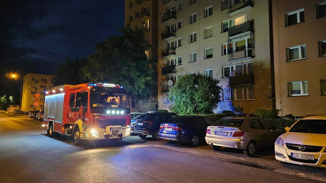Seniorkę obudził dopiero hałas wyważanych przez strażaków drzwi Seniorkę obudził dopiero hałas wyważanych przez strażaków drzwi