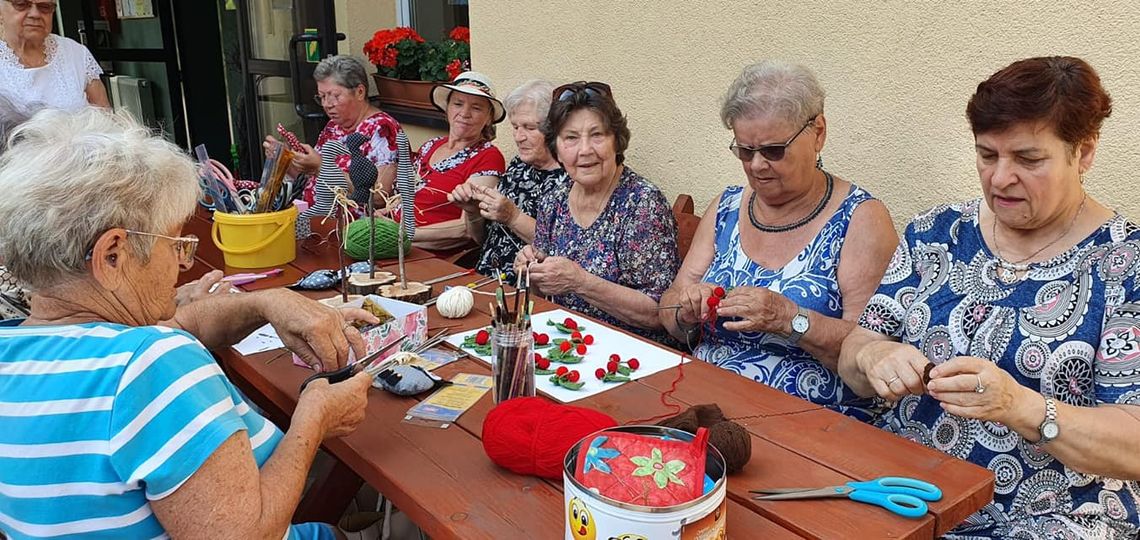 Seniorki-artystki z „Naszego Domu” wzięły się za rękodzieło. ZDJĘCIA Seniorki-artystki z „Naszego Domu” wzięły się za rękodzieło. ZDJĘCIA