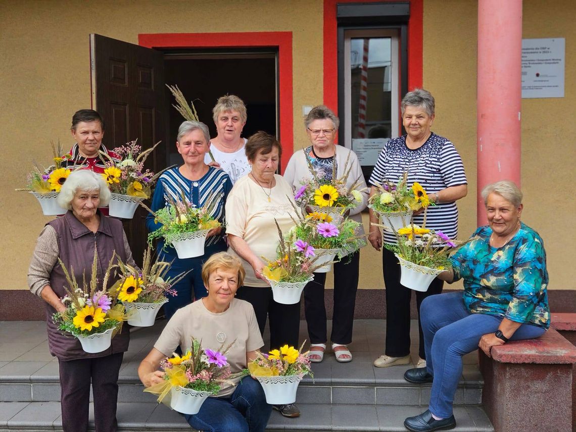 Seniorki z Długomiłowic stworzyły piękne kompozycje kwiatowe. ZDJĘCIA