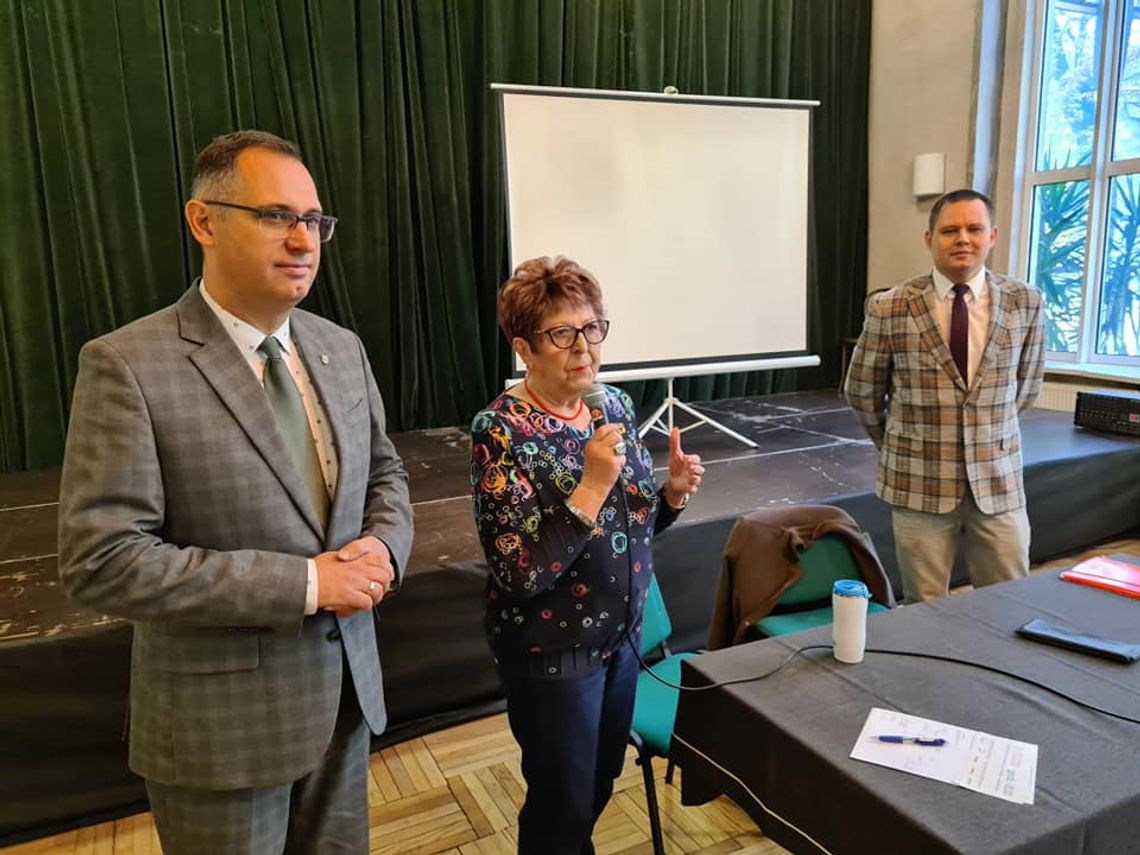 Seniorze nie daj się oszukać. Jak odróżnić oszusta od pracownika banku Seniorze nie daj się oszukać. Jak odróżnić oszusta od pracownika banku