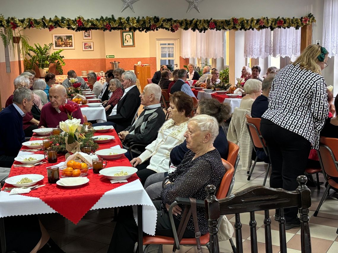 Seniorzy jak jedna wielka rodzina. Przedświąteczna integracja. ZDJĘCIA Seniorzy jak jedna wielka rodzina. Przedświąteczna integracja. ZDJĘCIA