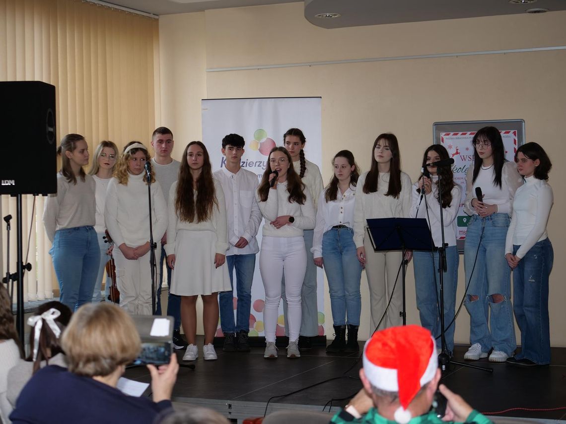 Seniorzy kolędowali wspólnie z chórem I LO w bibliotece. ZDJĘCIA