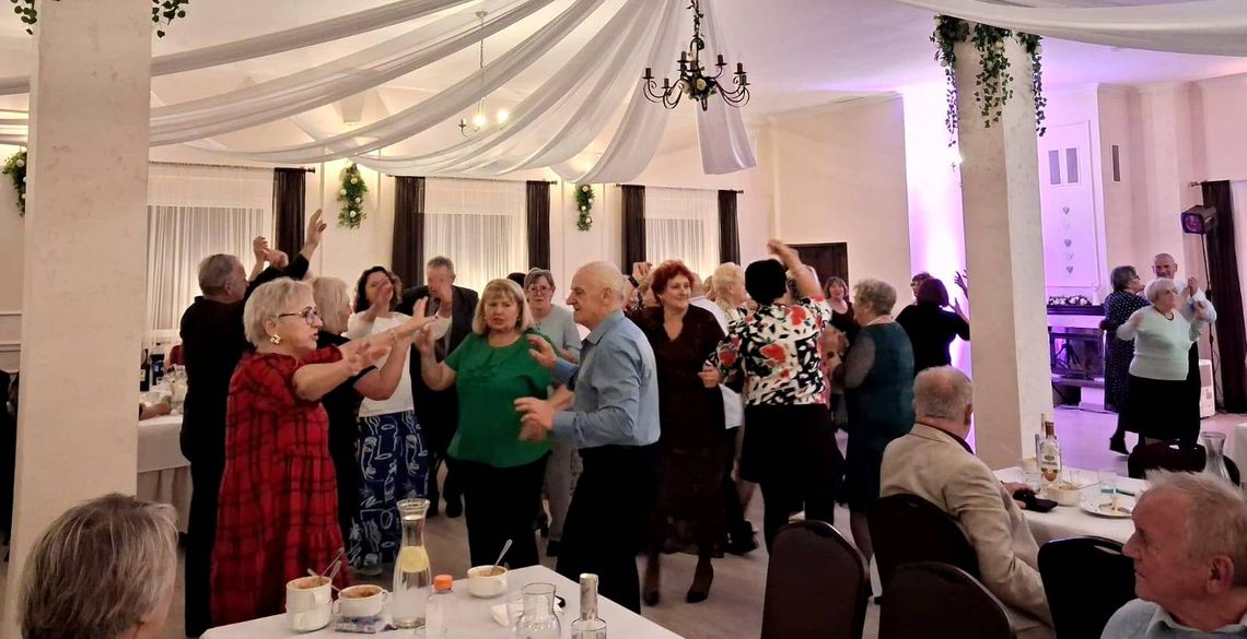 Seniorzy pokazali jak się bawić na andrzejkach. ZDJĘCIA