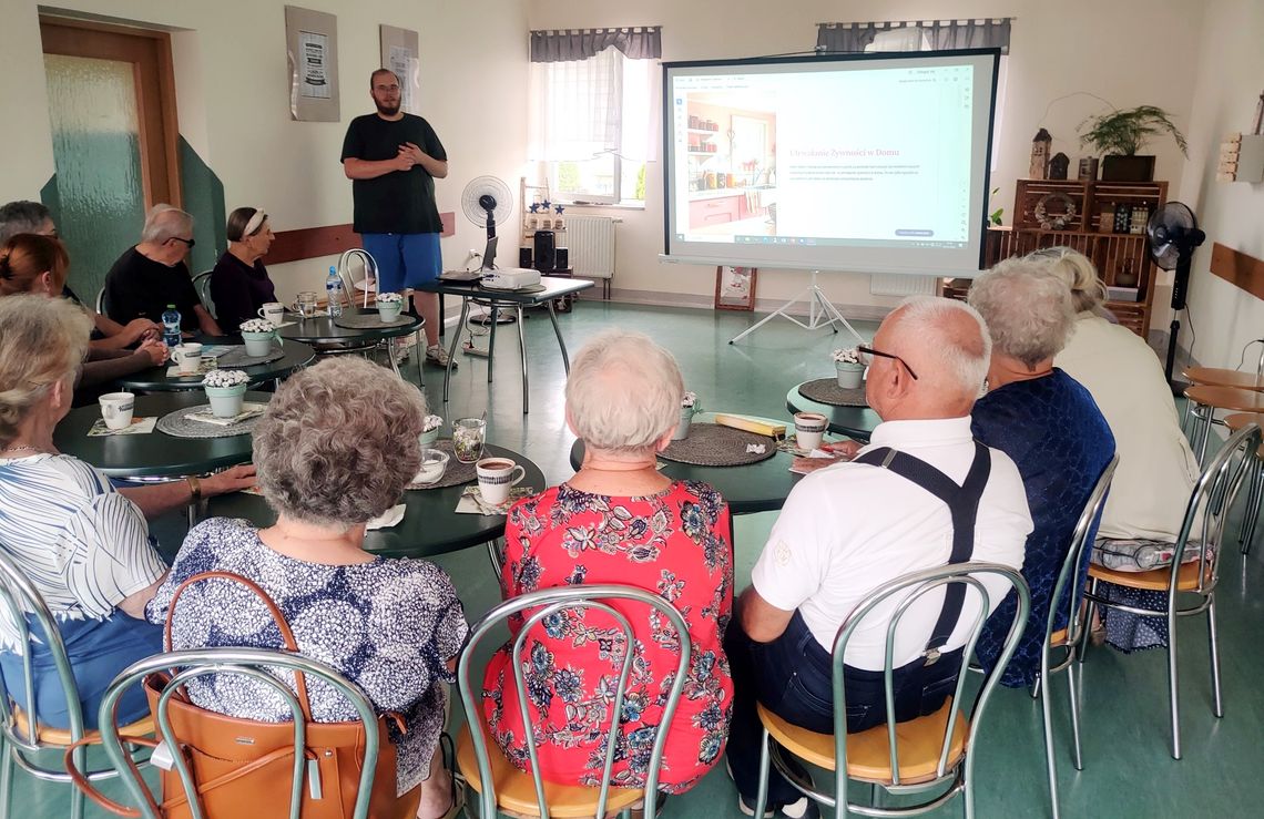 Seniorzy poznali zasady świadomego wyboru żywności. ZDJĘCIA