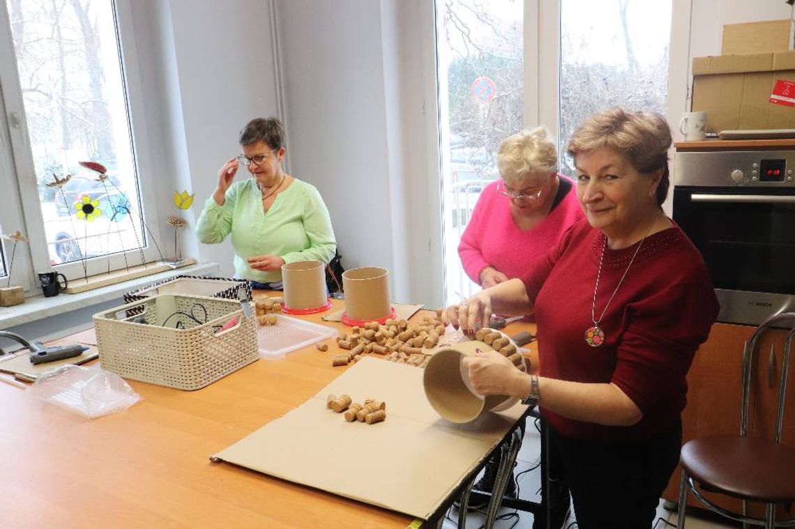 Seniorzy w świecie rękodzieła i witrażu. ZDJĘCIA