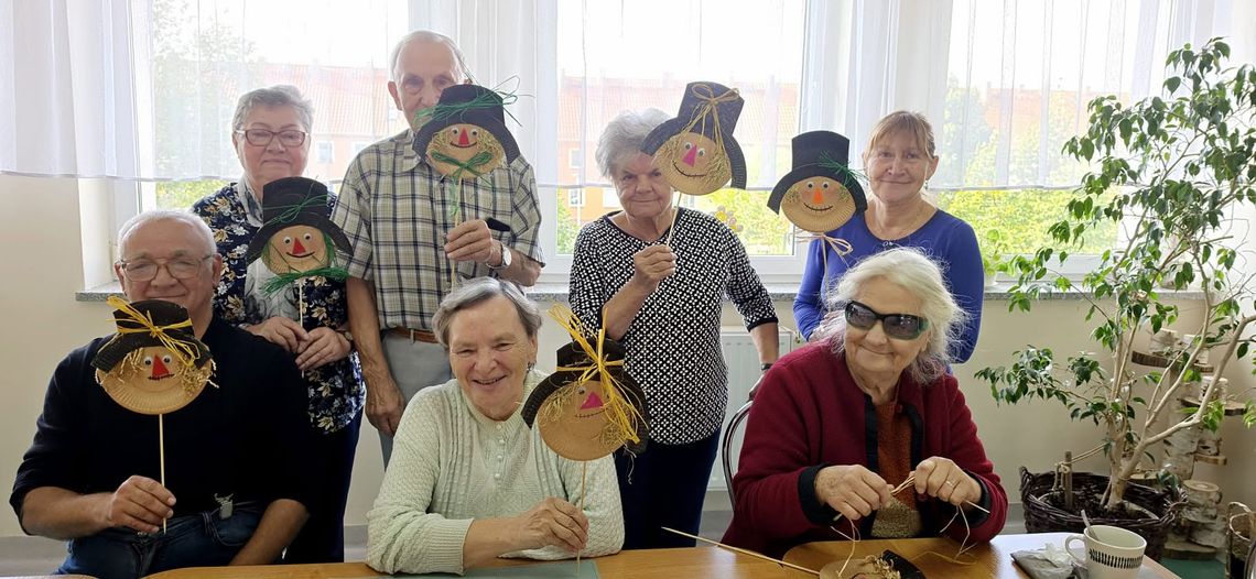 Seniorzy wykonali strachy na wróble, wykorzystując materiały z recyklingu. ZDJĘCIA