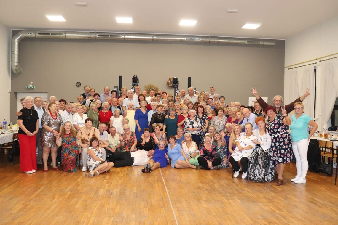 Seniorzy z czterech miejscowości rozgrzali parkiet. W tym gronie znaleźli się koźlanie. ZDJĘCIA