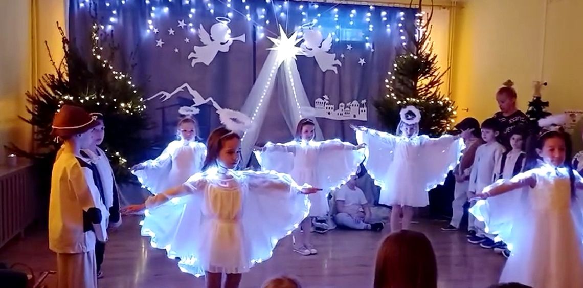Seniorzy z DDP „Magnolia” na jasełkach u przedszkolaków. VIDEO
