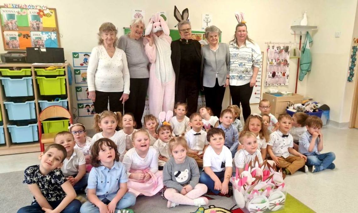 Seniorzy z DDP nr 5 z wizytą u najmłodszych z przedszkola nr 6. ZDJĘCIA