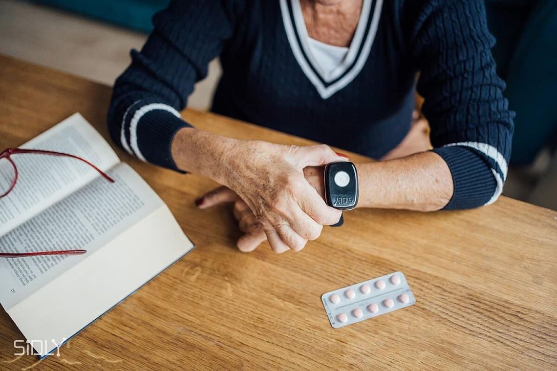 Seniorzy z Kędzierzyna-Koźla mogą skorzystać z opasek bezpieczeństwa