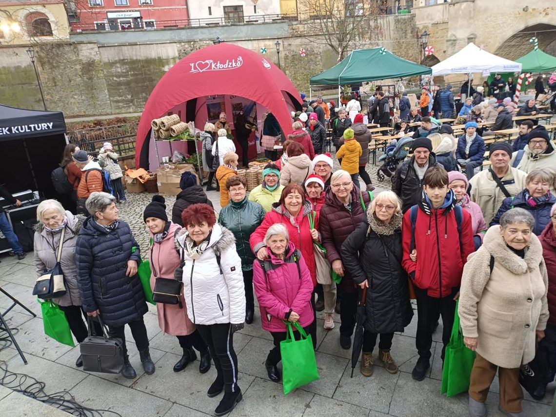 Seniorzy z Kędzierzyna-Koźla na świątecznym jarmarku w Kłodzku. ZDJĘCIA Seniorzy z Kędzierzyna-Koźla na świątecznym jarmarku w Kłodzku. ZDJĘCIA