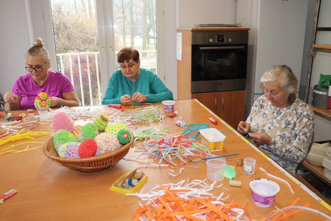 Seniorzy z Kędzierzyna-Koźla się nie nudzą. Świąteczne ozdóbki już gotowe. ZDJĘCIA