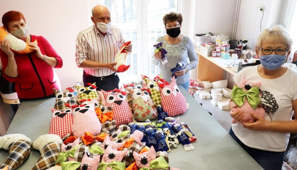 Seniorzy z Kędzierzyna-Koźla uszyli maskotki dla dzieci poszkodowanych w wypadkach