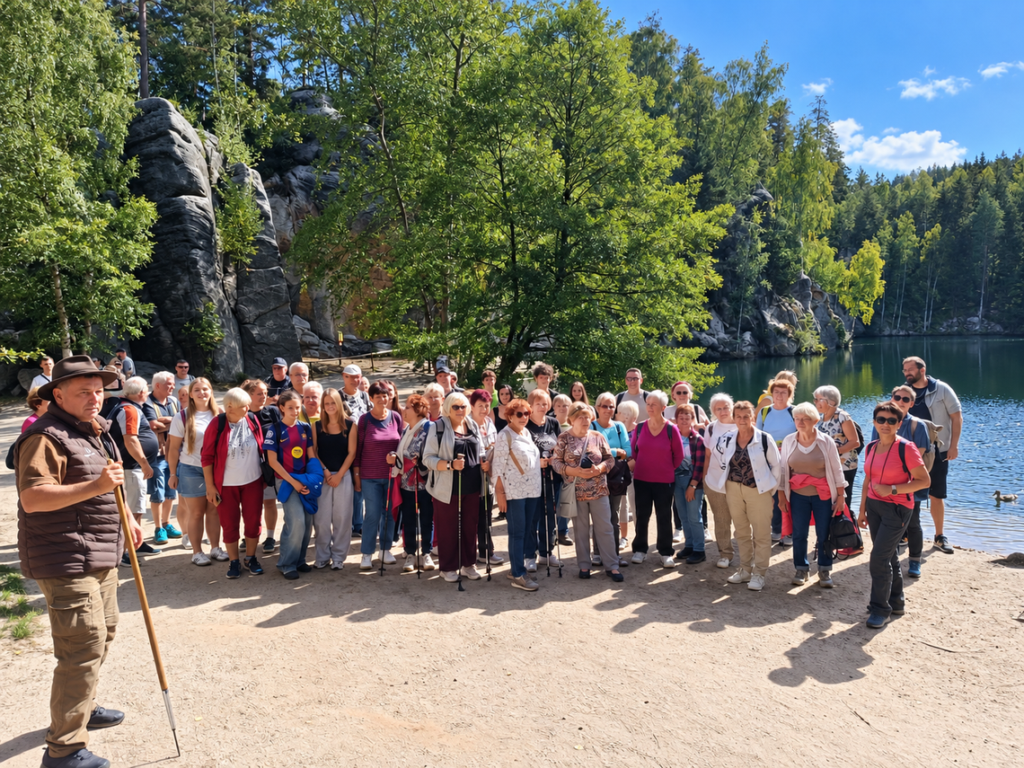 Seniorzy z Kędzierzyna-Koźla zwiedzili malownicze Skalne Miasto. Zobaczcie zdjęcia Seniorzy z Kędzierzyna-Koźla zwiedzili malownicze Skalne Miasto. Zobaczcie zdjęcia