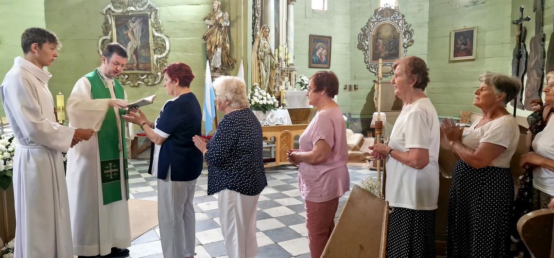Kędzierzyńscy seniorzy z wizytą w zabytkowym kościele w Bryksach. ZDJĘCIA