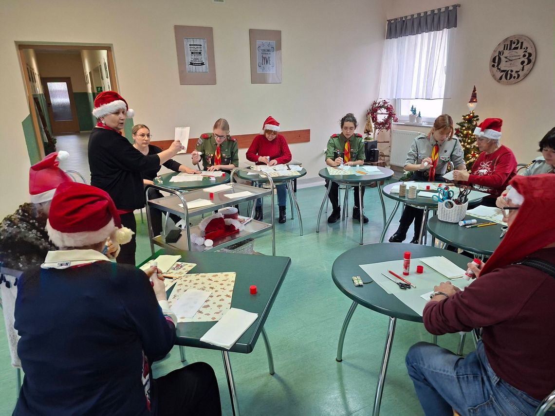 Seniorzy z kędzierzyńsko-kozielskich DDP w wirze przedświątecznych przygotowań. ZDJĘCIA Seniorzy z kędzierzyńsko-kozielskich DDP w wirze przedświątecznych przygotowań. ZDJĘCIA
