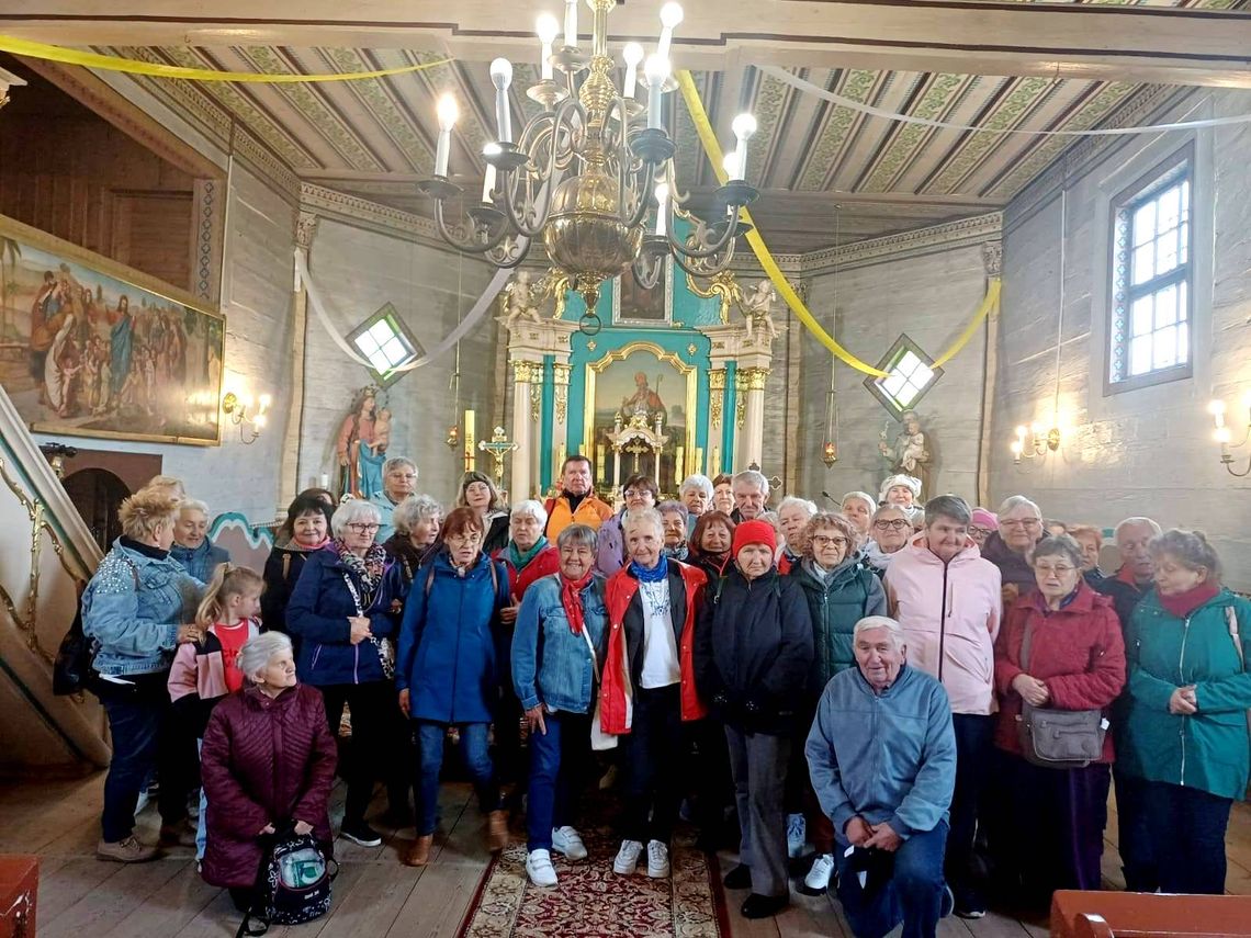 Seniorzy z „Magnolii” podążyli „Szlakiem drewnianych kościołów”. ZDJĘCIA