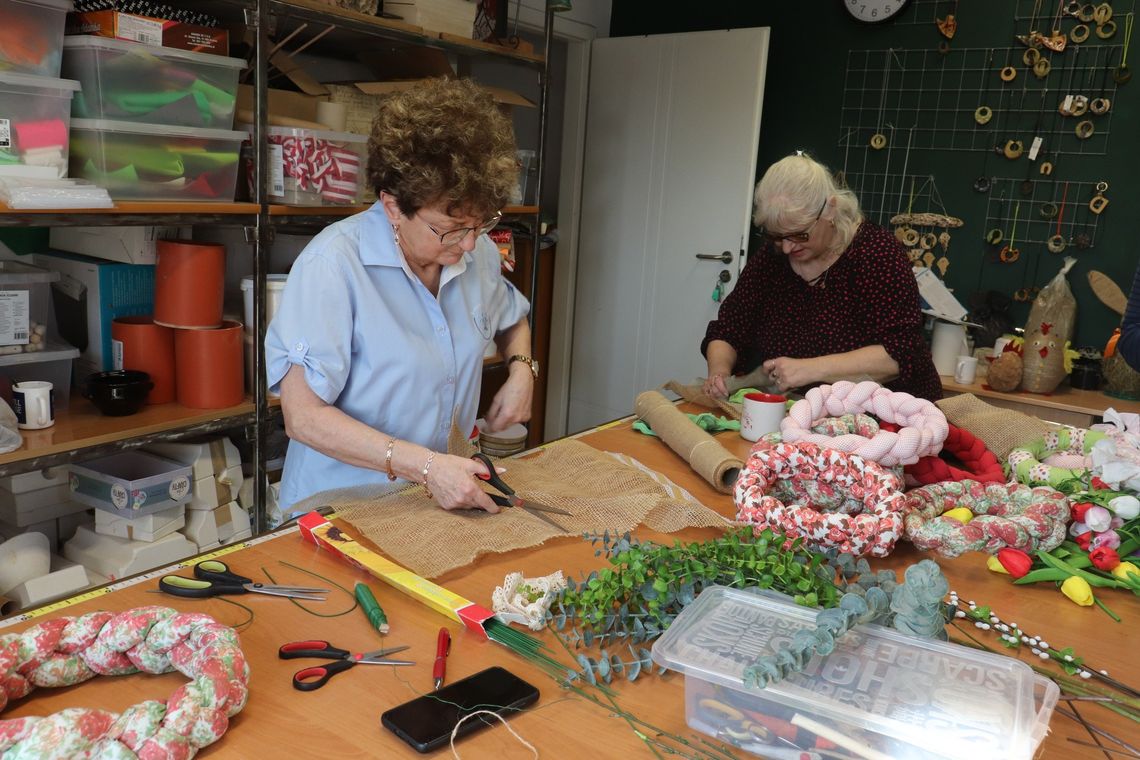 Seniorzy z „Magnolii” twórczo przygotowują się do Świąt Wielkanocnych. ZDJĘCIA