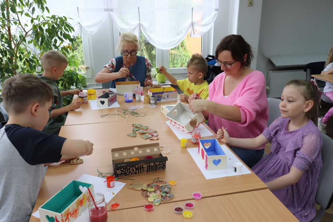 Seniorzy z „Magnolii” wraz z dziećmi wspólnie tworzyli ozdobne pudełka. ZDJĘCIA