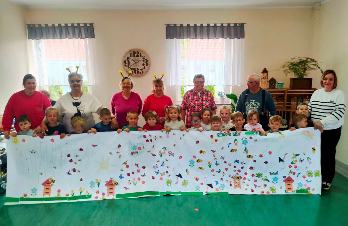 Seniorzy z „Naszego Domu” i maluchy z PP nr 6 wspólnie odkrywają piękno przyrody. ZDJĘCIA