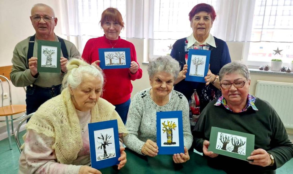 Seniorzy z „Naszego Domu” tworzą zimowe krajobrazy. ZDJĘCIA Seniorzy z „Naszego Domu” tworzą zimowe krajobrazy. ZDJĘCIA