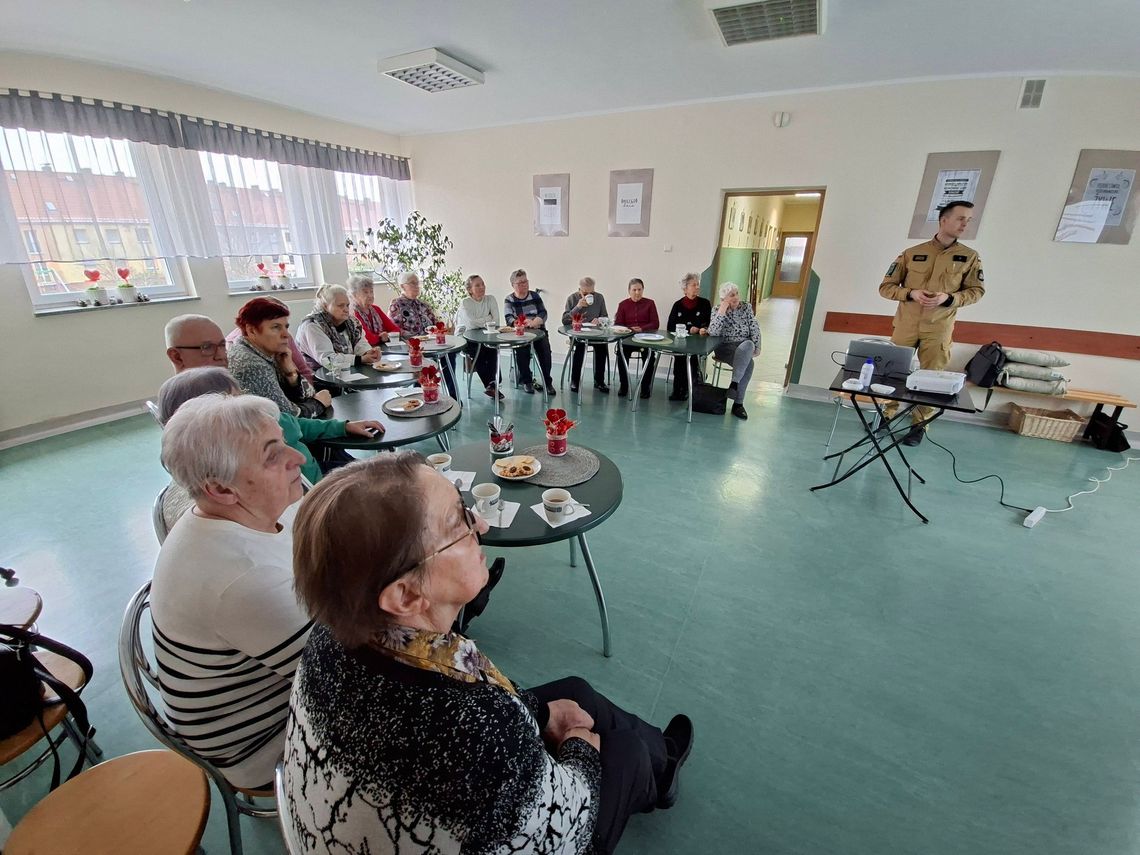 Seniorzy z „Naszego Domu” zadbali o bezpieczeństwo. Spotkali się ze strażakami. ZDJĘCIA
