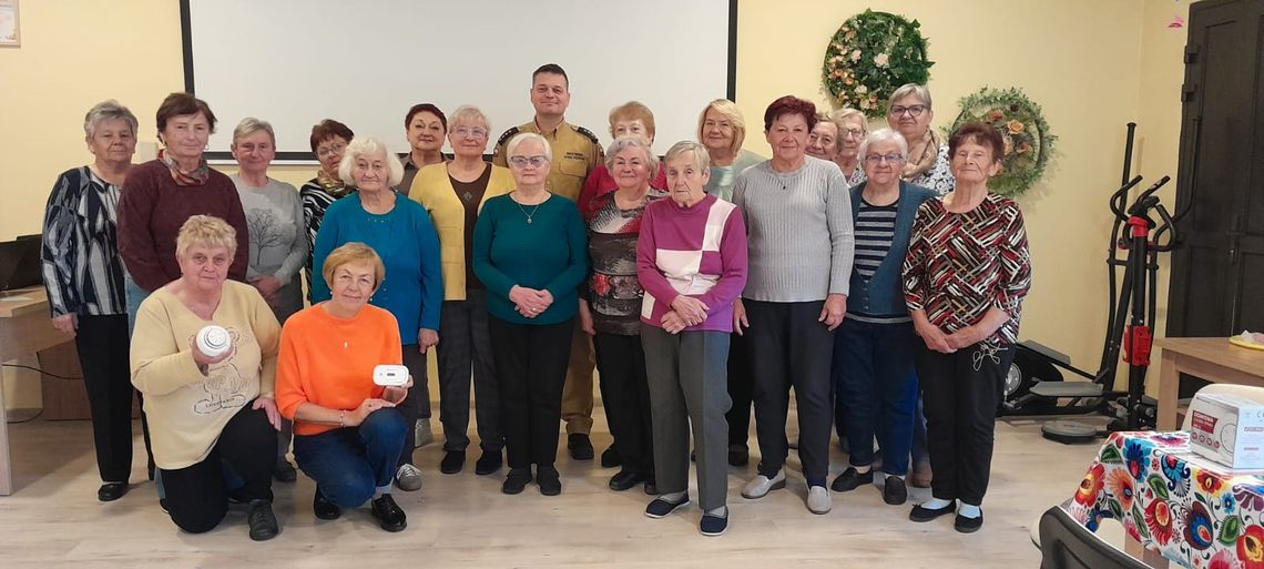 Seniorzy z Reńskiej Wsi już zamontowali czujki. Strażacy apelują: teraz czas na Ciebie Seniorzy z Reńskiej Wsi już zamontowali czujki. Strażacy apelują: teraz czas na Ciebie