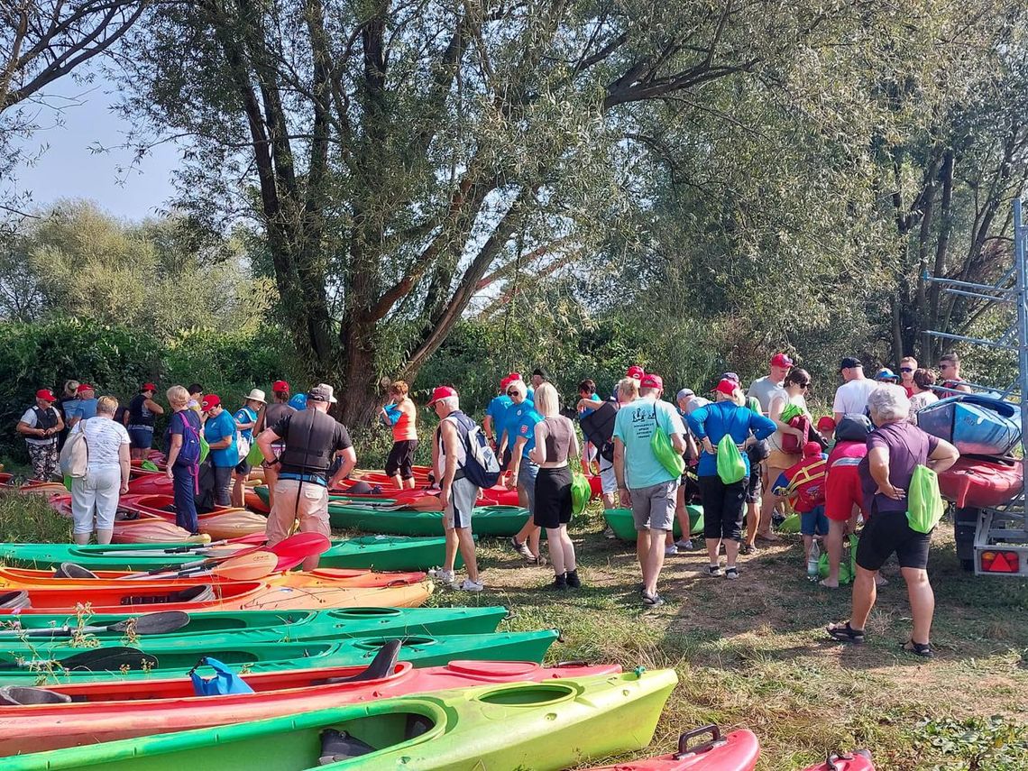 Seniorzy z Uniwersytetu Trzeciego Wieku „Ziemi Kozielskiej” świętowali 10-lecie na kajakach! ZDJĘCIA