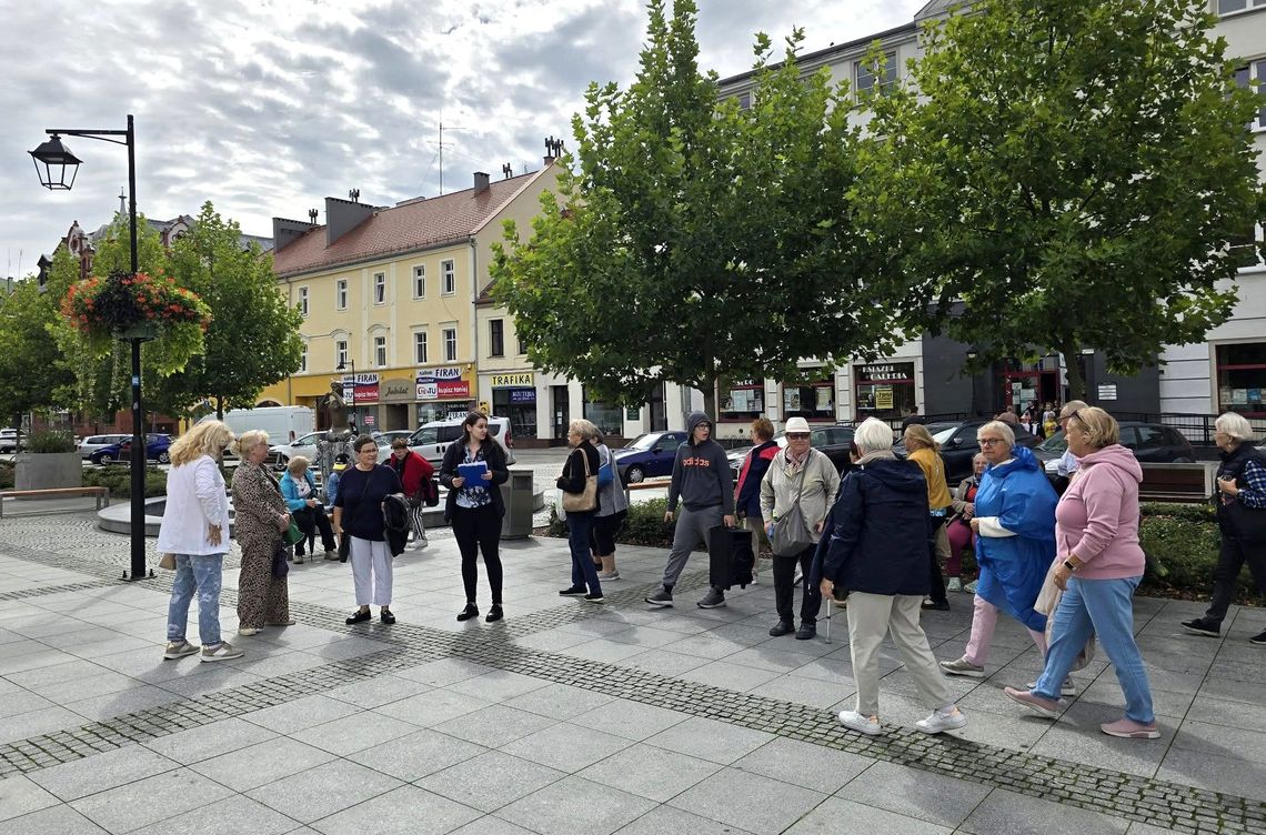 Seniorzy zwiedzili najważniejsze zabytki Koźla. ZDJĘCIA Seniorzy zwiedzili najważniejsze zabytki Koźla. ZDJĘCIA