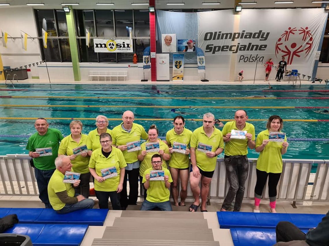 Setki mieszkańców sprawdziło się w wielkiej sztafecie pływackiej Setki mieszkańców sprawdziło się w wielkiej sztafecie pływackiej